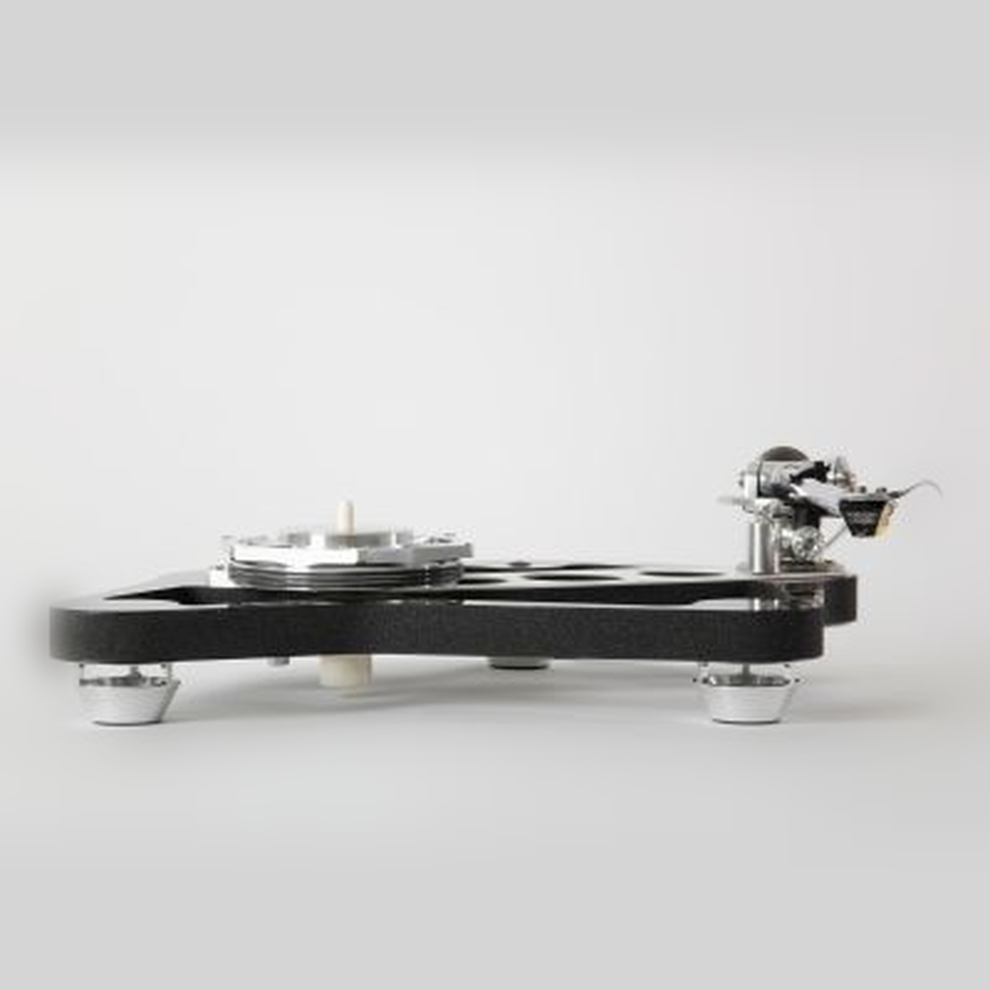 Rega RB Titanium Tonarm Lifestyle, montiert auf Rega Naia Plattenspieler