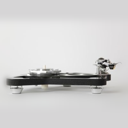 Rega RB Titanium Tonarm Lifestyle, montiert auf Rega Naia Plattenspieler
