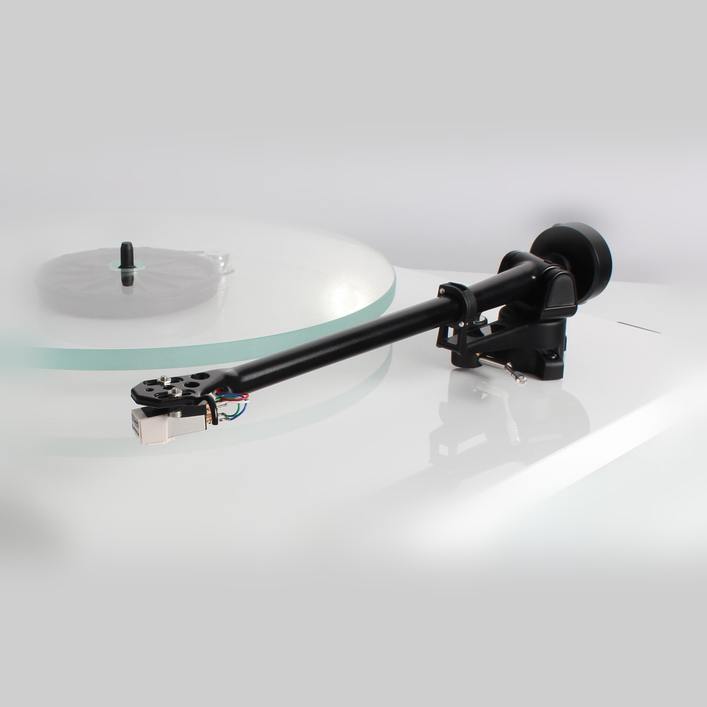 Rega RB220 Tonarm Lifestyle, seitlich montiert auf Plattenspieler