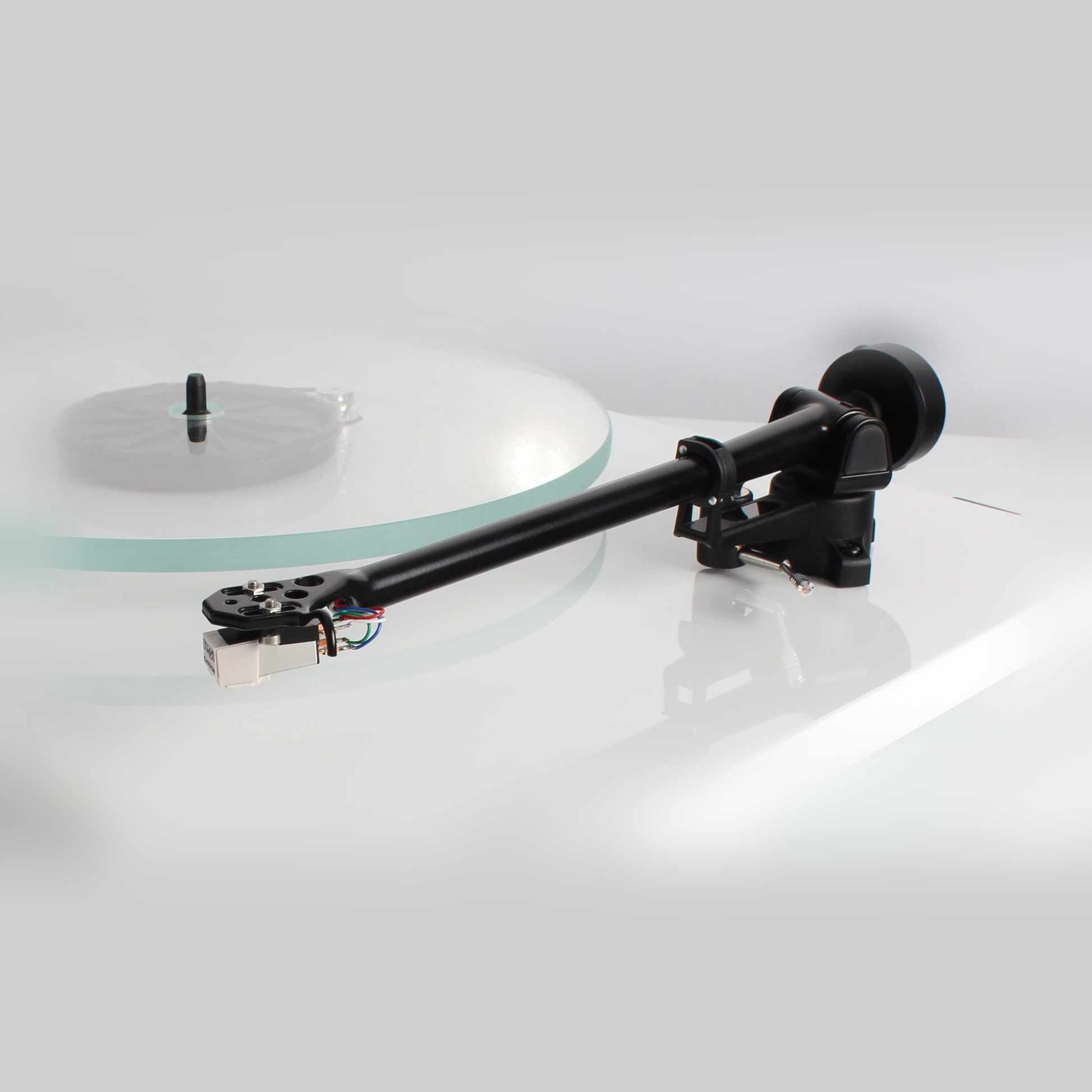 Rega RB220 Tonarm Lifestyle, seitlich montiert auf Plattenspieler