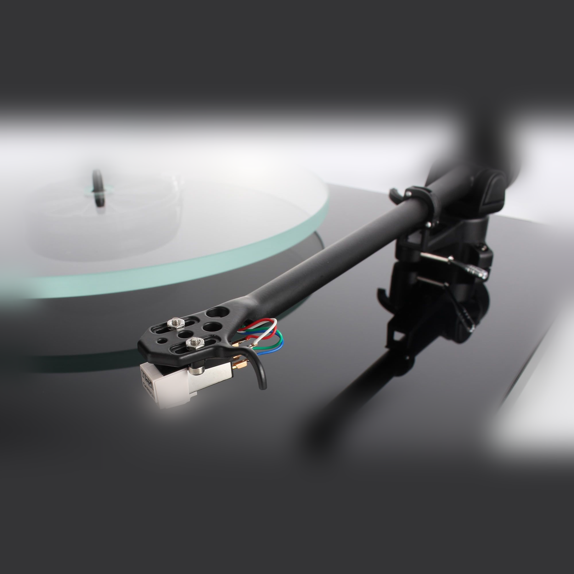 Rega RB220 Tonarm Lifestyle, montiert auf Plattenspieler