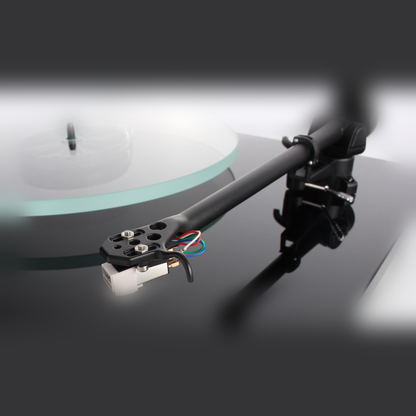 Rega RB220 Tonarm Lifestyle, montiert auf Plattenspieler