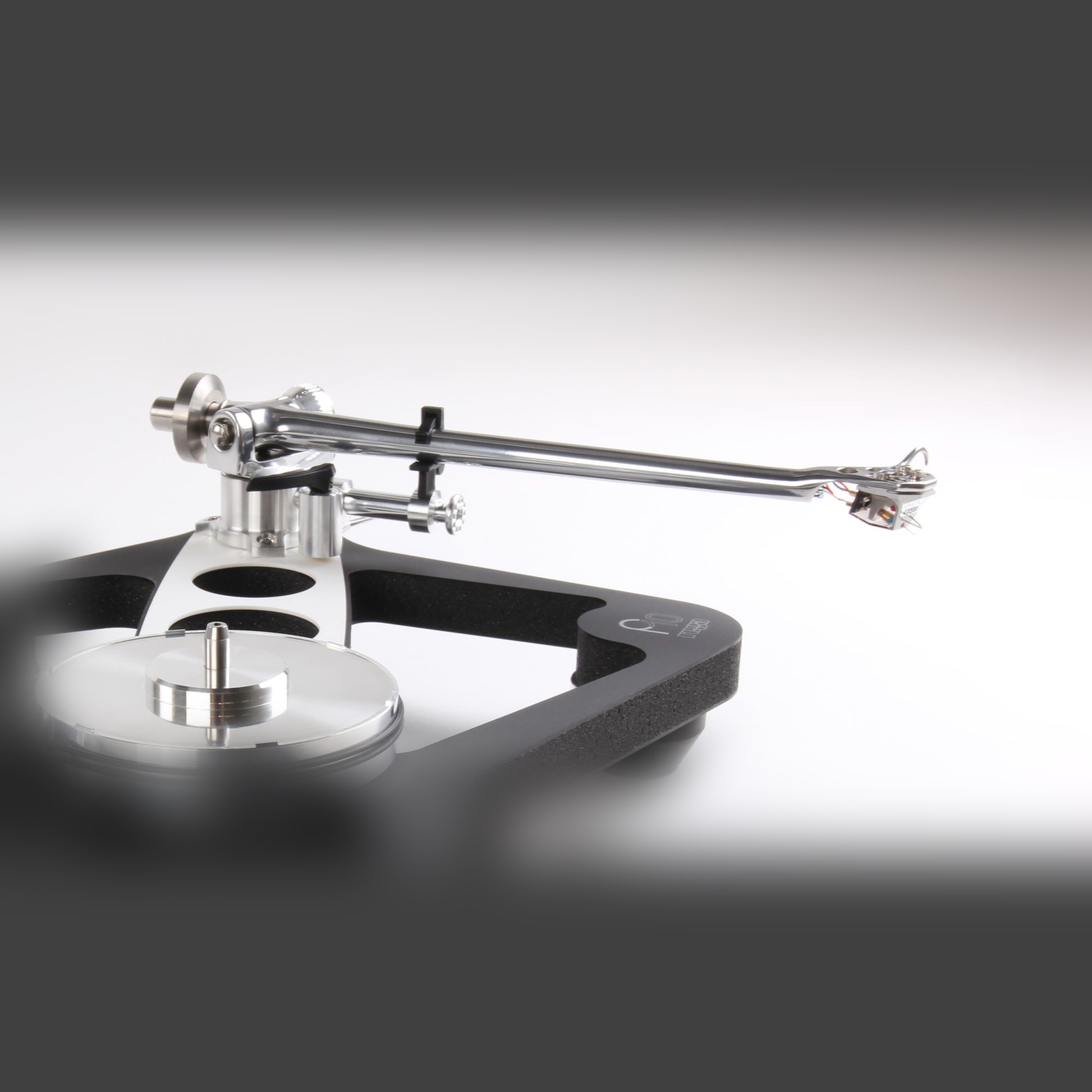 Rega RB3000 Tonarm Lifestyle, montiert auf Rega P10 Plattenspieler
