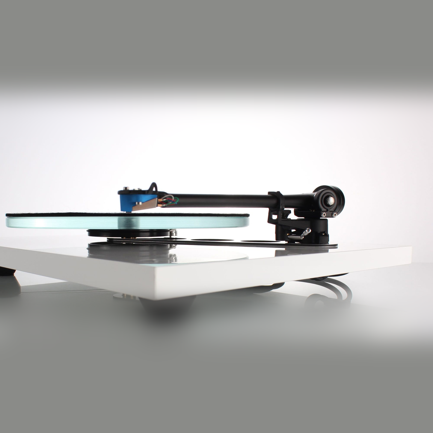 Rega RB330 Tonarm montiert auf Plattenspieler, Schrägansicht