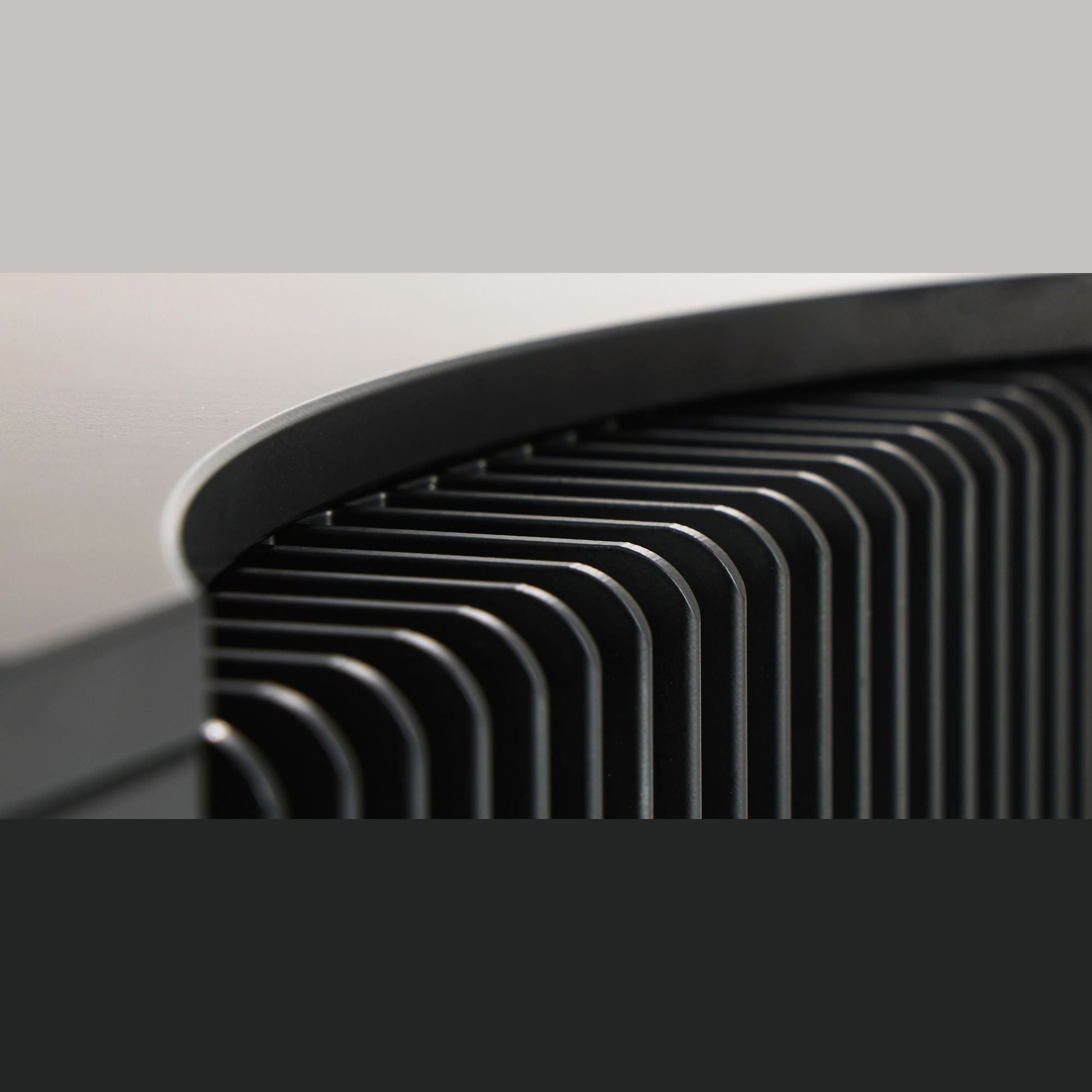 Rega Solis Referenz-Endstufe Schwarz, Detailansicht Frontblende
