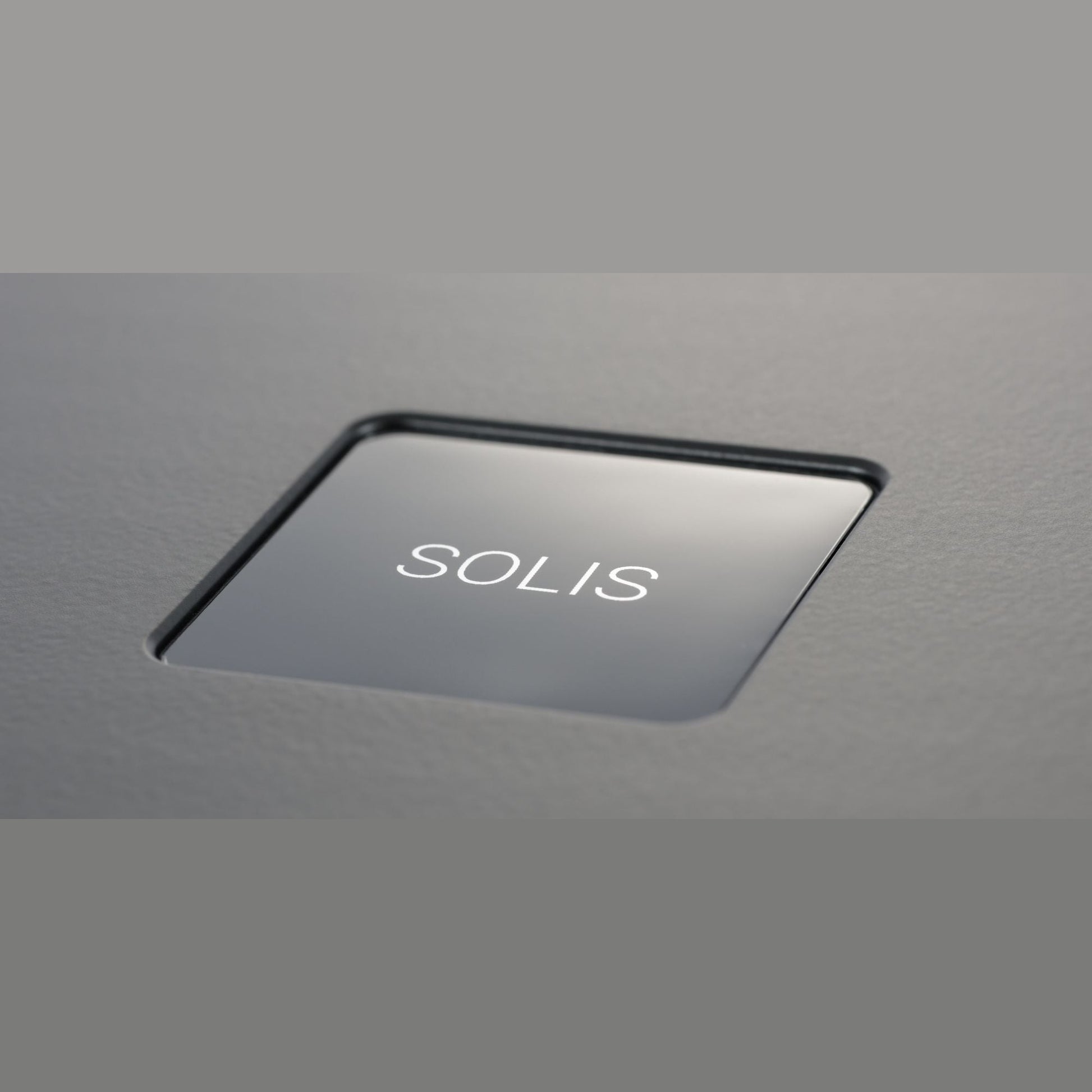Rega Solis Referenz-Endstufe Schwarz, Detailansicht Gehäusekante mit SOLIS-Schriftzug