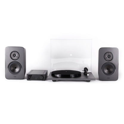 Rega System One HiFi-Komplettset, Frontansicht mit Planar 1, iO Verstärker und Kyte Lautsprechern