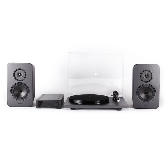 Rega System One HiFi-Komplettset, Frontansicht mit Planar 1, iO Verstärker und Kyte Lautsprechern