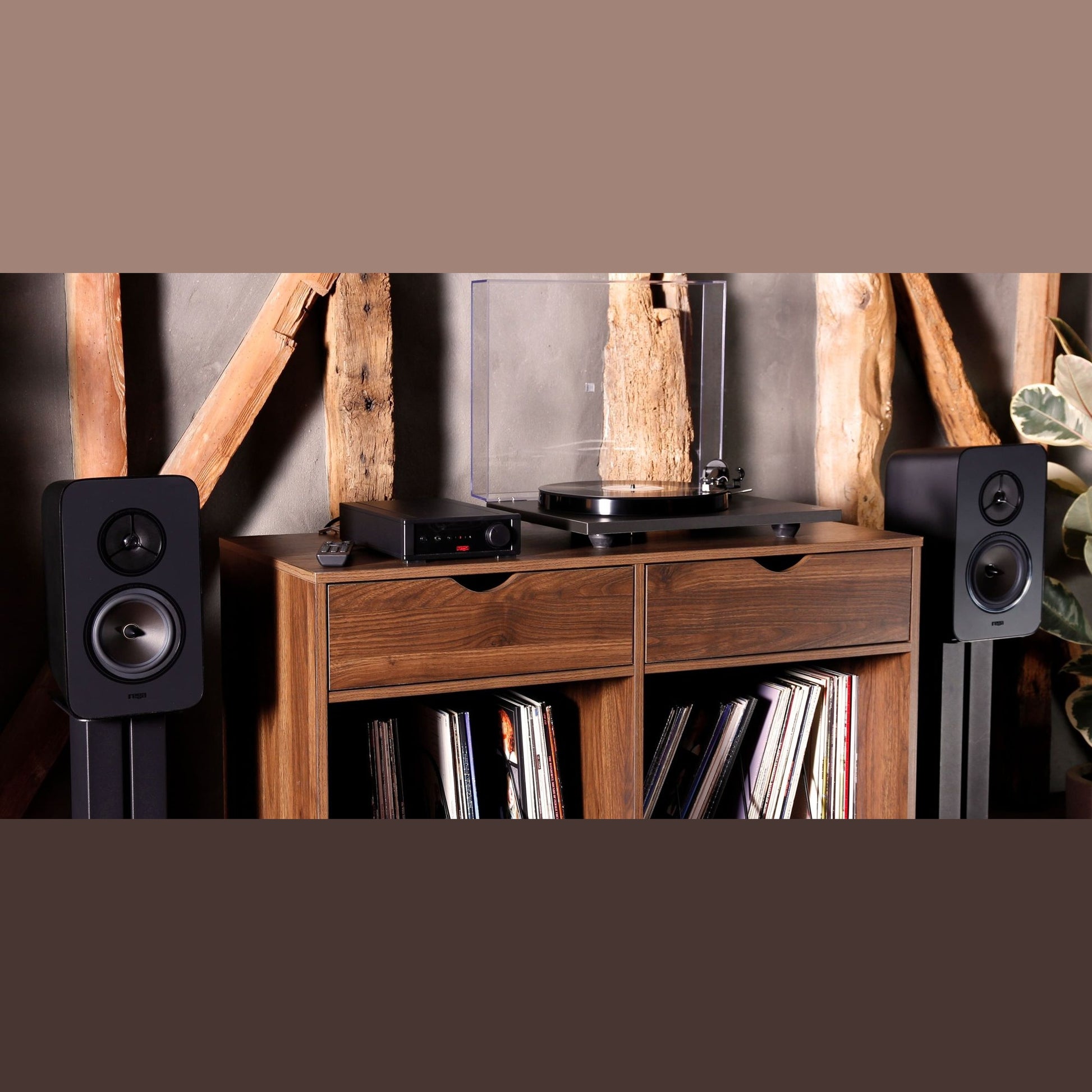 Rega System One HiFi-Komplettset, Lifestyle-Ansicht im Wohnraum mit Vinyl-Regal