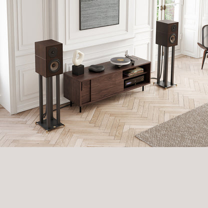 Revival Audio Atalante 3 Regallautsprecher Ebony Lifestyle im Wohnraum neben Sideboard