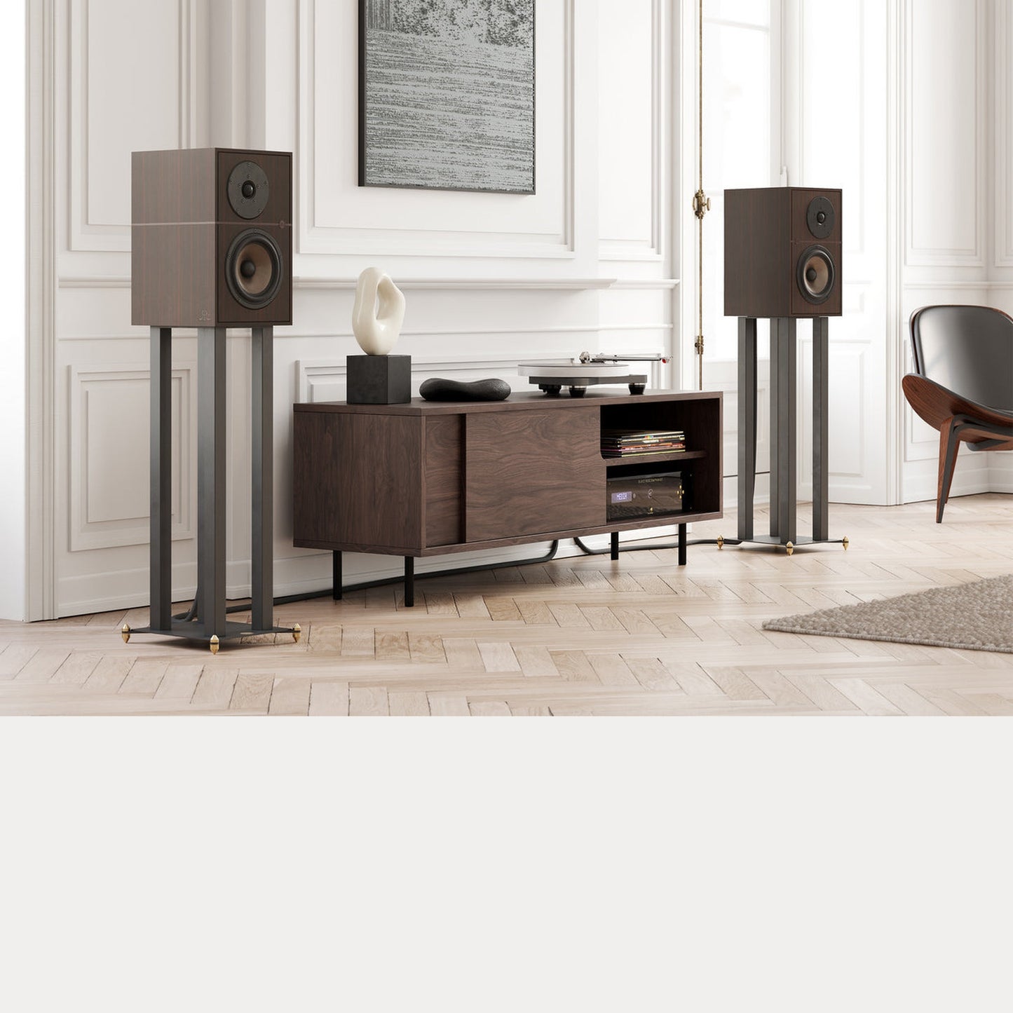 Revival Audio Atalante 3 Regallautsprecher Nussbaum Lifestyle im Wohnraum neben Sideboard