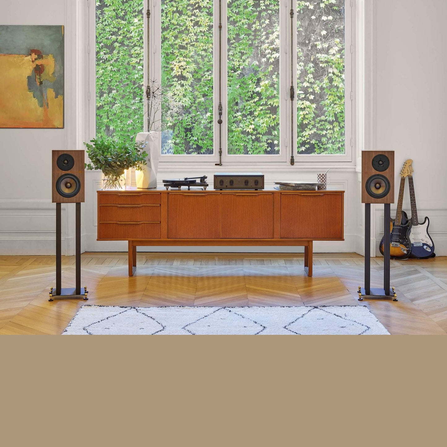 Revival Audio Atalante 3 Regallautsprecher Nussbaum Lifestyle im Wohnraum am Fenster
