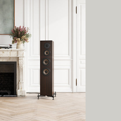 Revival Audio Atalante 4 Standlautsprecher Ebony Lifestyle im Wohnraum mit Blumenstrauss