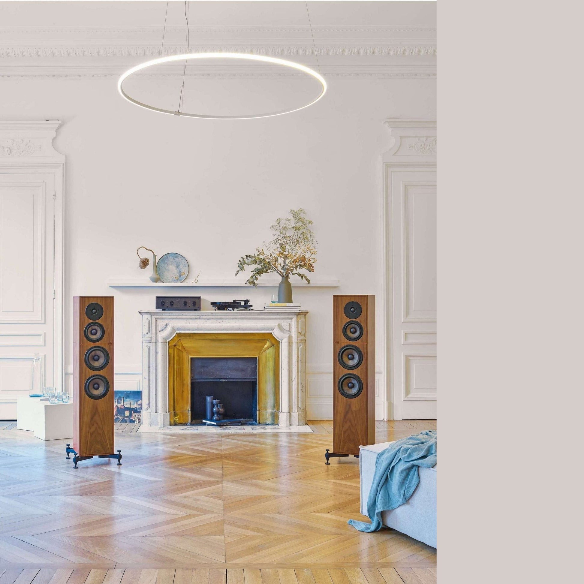 Revival Audio Atalante 4 Standlautsprecher Nussbaum Lifestyle im Wohnraum am Cheminee