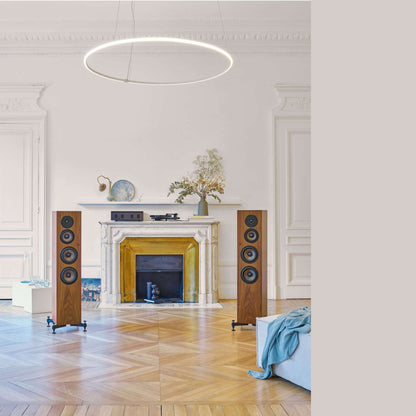 Revival Audio Atalante 4 Standlautsprecher Nussbaum Lifestyle im Wohnraum am Cheminee