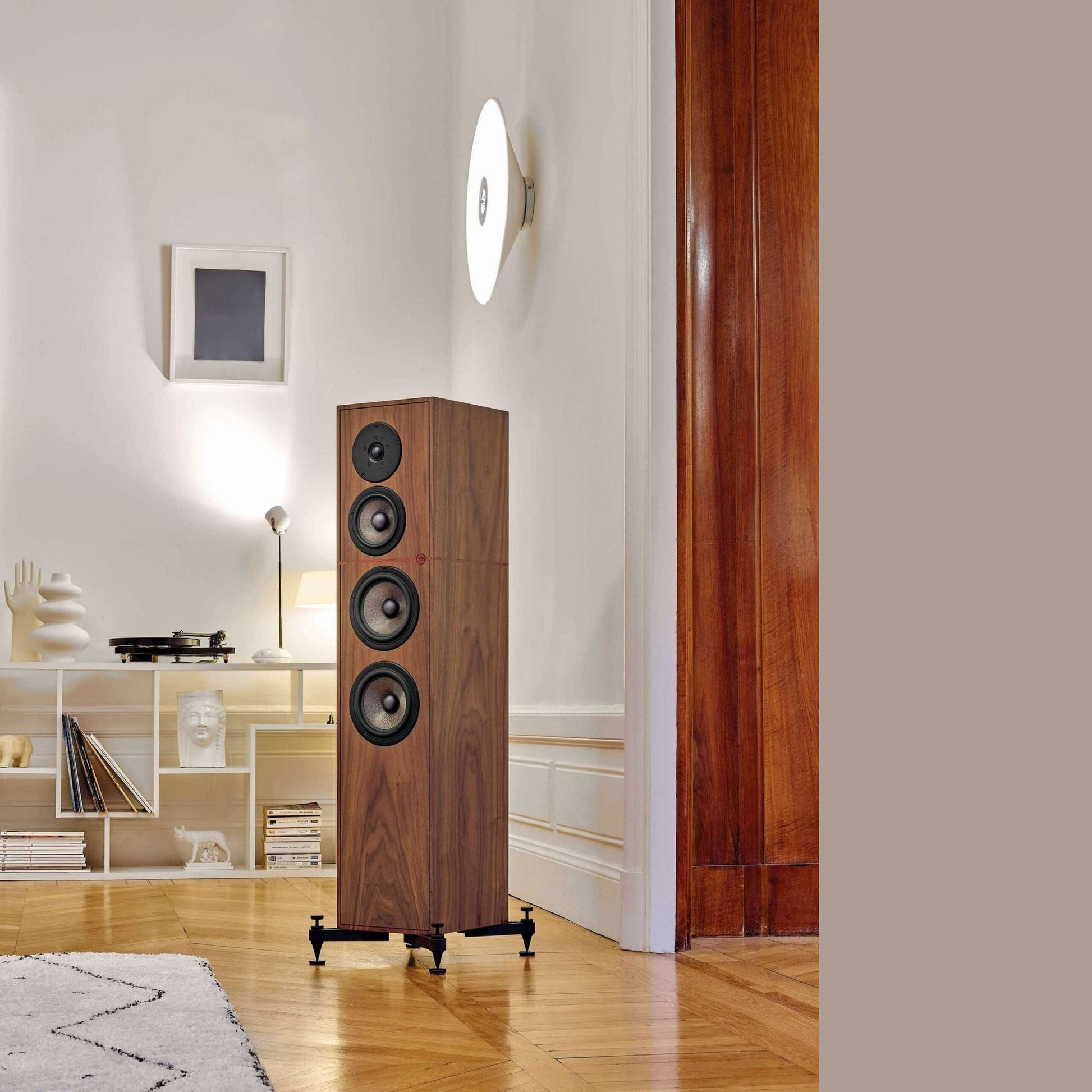 Revival Audio Atalante 4 Standlautsprecher Nussbaum Lifestyle im Wohnraum an offener Tür