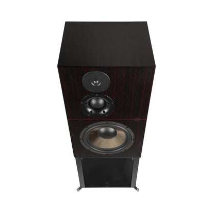 Revival Audio Atalante 5 Regallautsprecher Ebony Schrägansicht mit montierter Frontabdeckung