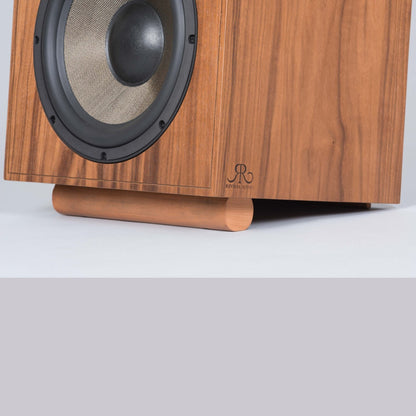 Revival Audio Atalante 5 Regallautsprecher Nussbaum Detailansicht Tieftöner und Standfuss mit Logo-Medaillon