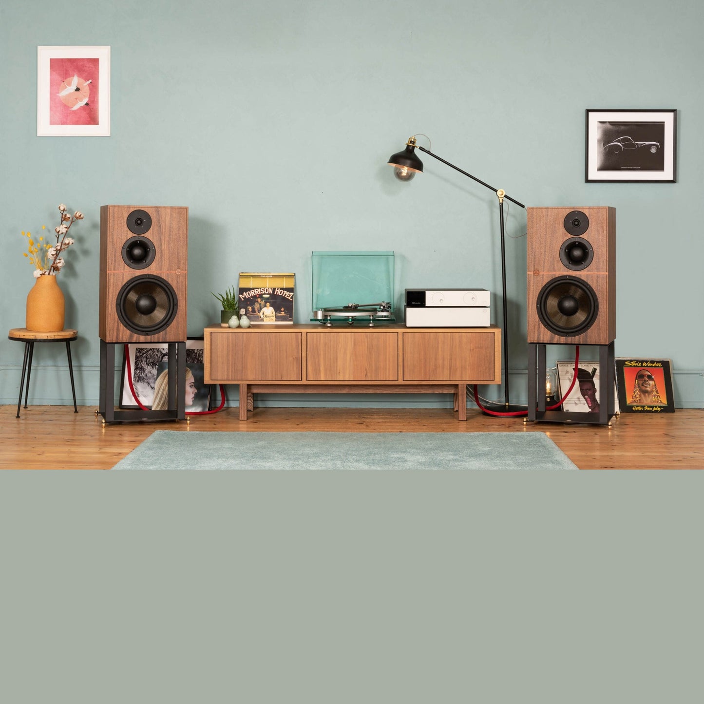 Revival Audio Atalante 5 Regallautsprecher Nussbaum Lifestyle Wohnraum-Setup mit Standmount 3-Wege-Monitor
