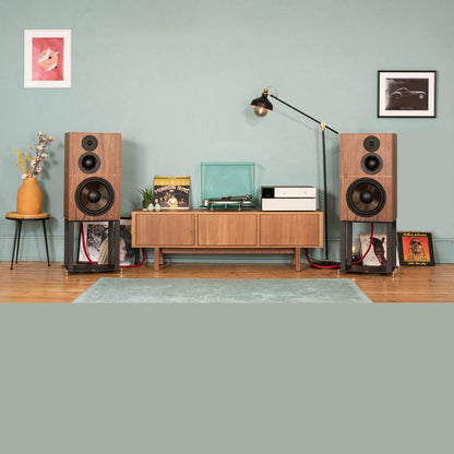 Revival Audio Atalante 5 Regallautsprecher Nussbaum Lifestyle Wohnraum-Setup mit Standmount 3-Wege-Monitor