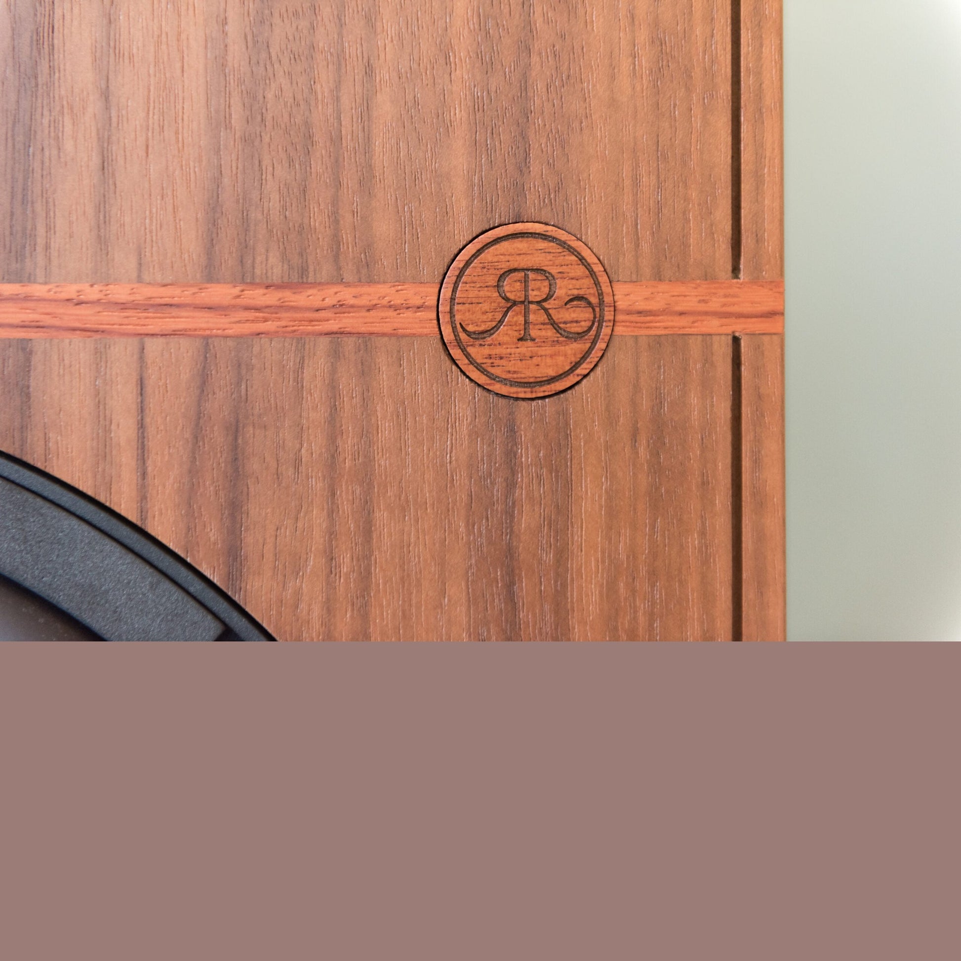 Revival Audio Atalante 7 Évo Standlautsprecher Ebony Belt-Knot-Design mit lasergraviertem Logo Detailansicht