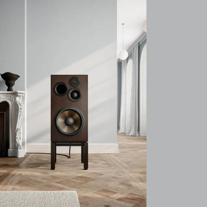 Revival Audio Atalante 7 Évo Standlautsprecher Ebony Lifestyle Wohnraum-Setup mit Kaminsims und Parkettboden