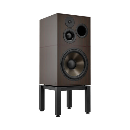 Revival Audio Atalante 7 Évo Standlautsprecher Ebony Schrägansicht mit 15-Zoll-Basalt-Tieftöner auf Sockel