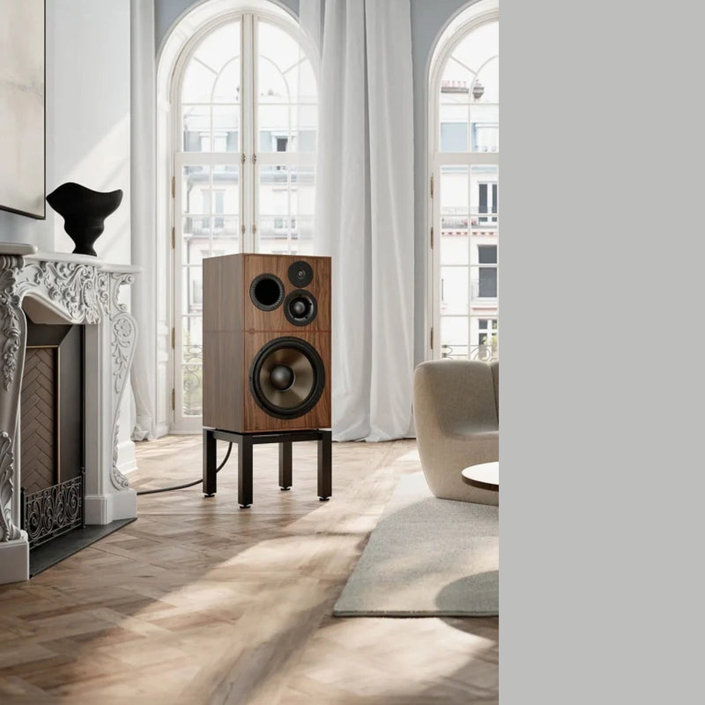 Revival Audio Atalante 7 Évo Standlautsprecher Nussbaum Lifestyle Wohnraum-Setup mit Kaminsims und Parkettboden