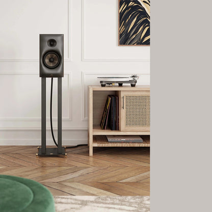 Revival Audio Sprint 3 Regallautsprecher Schwarz Lifestyle Wohnraum mit Plattenspieler und Sideboard