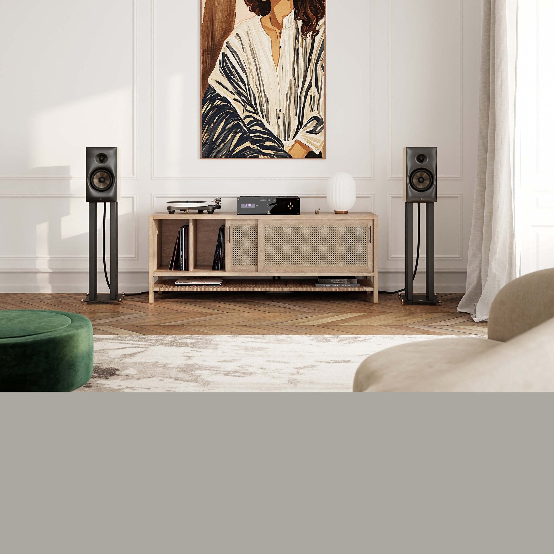 Revival Audio Sprint 3 Regallautsprecher Lifestyle Wohnraumecke mit Vorhang
