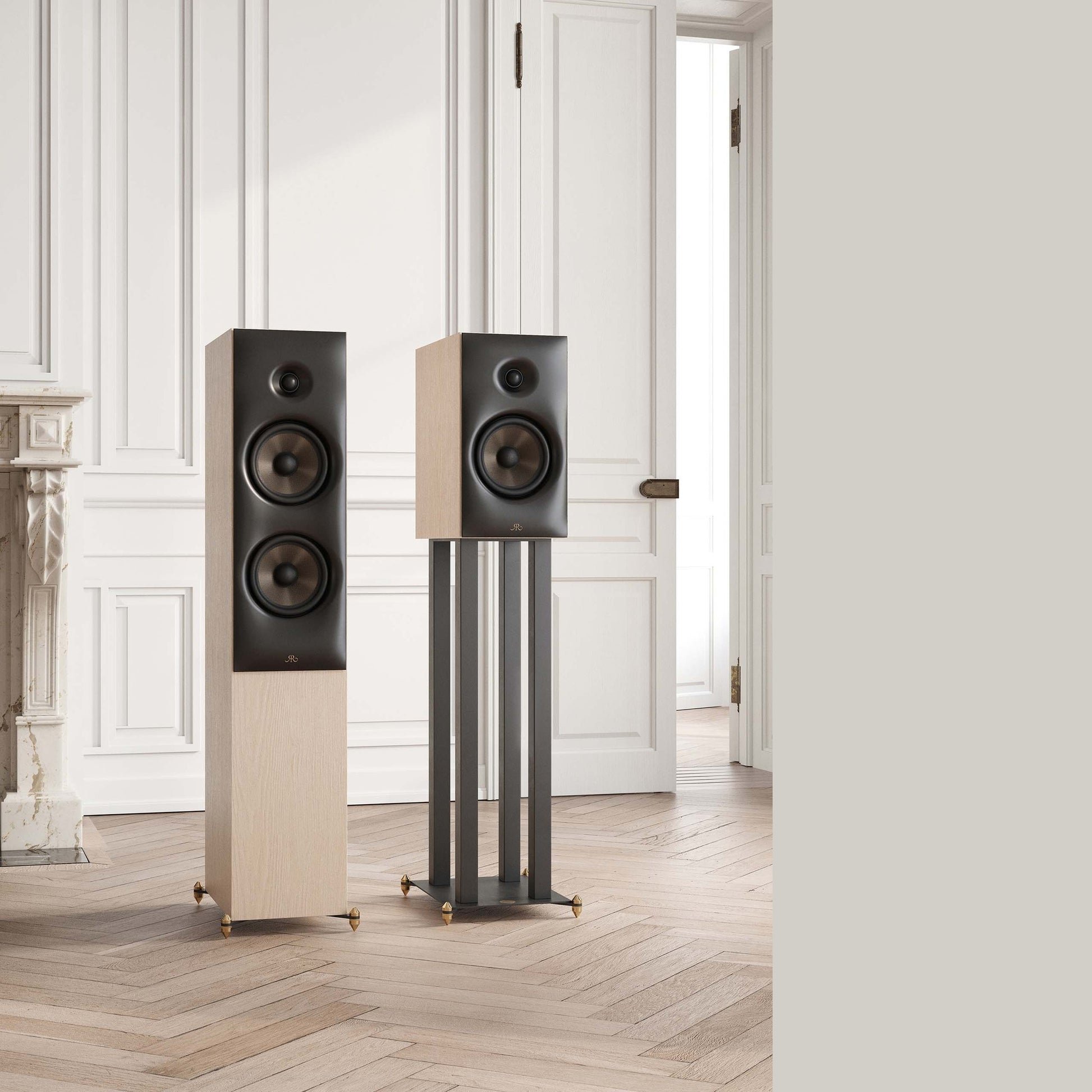 Revival Audio Sprint 4 Standlautsprecher Helle Eiche Lifestyle 2 als Stereopaar im Altbau-Wohnraum