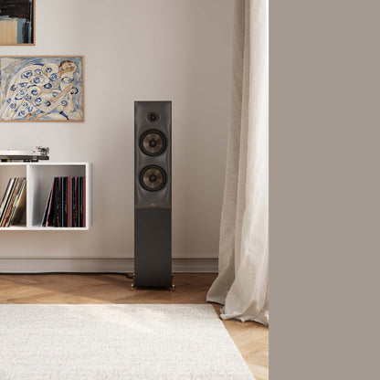 Revival Audio Sprint 4 Standlautsprecher Schwarz Lifestyle im Wohnraum