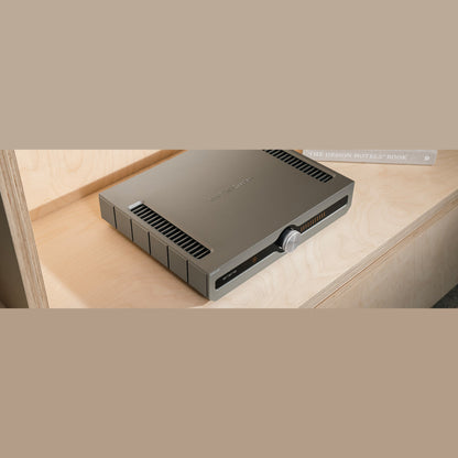 Roksan Caspian 4G Streaming Vollverstärker in Silber, Lifestyle im Hi-Fi-Möbel aus hellem Holz