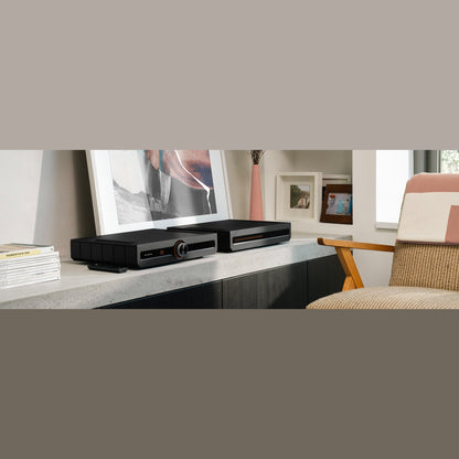 Roksan Caspian 4G Vollverstärker in Schwarz, Lifestyle auf Sideboard im Wohnraum