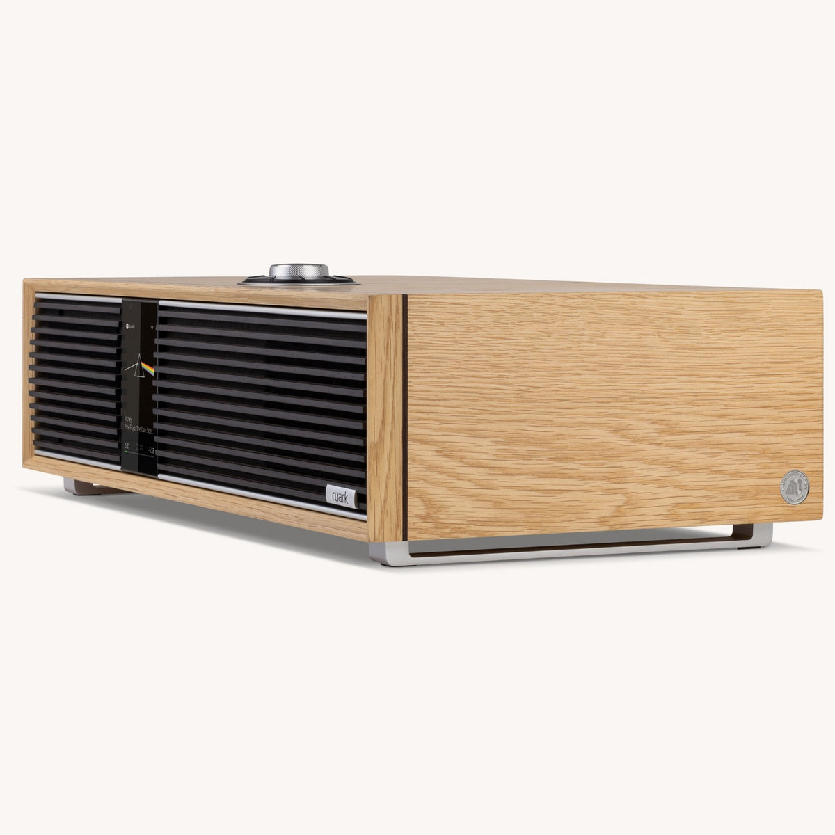 Ruark Audio R410 Anniversary Edition All-in-One-Musiksystem Schrägansicht in Heller Eiche mit Jubiläums-Abzeichen