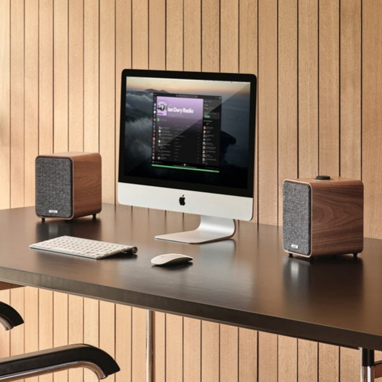 Ruark MR1 Mk3 Aktivlautsprecher Nussbaum Lifestyle am Schreibtisch