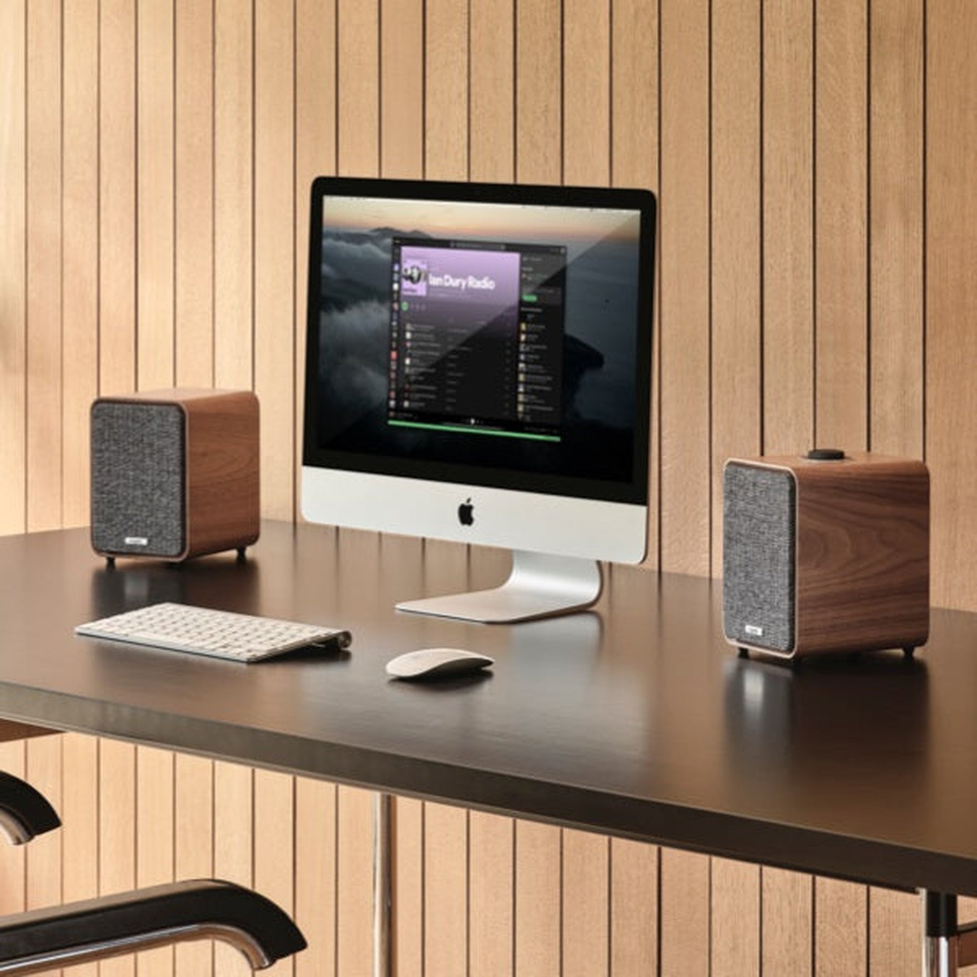 Ruark MR1 Mk3 Aktivlautsprecher Nussbaum Lifestyle am Schreibtisch