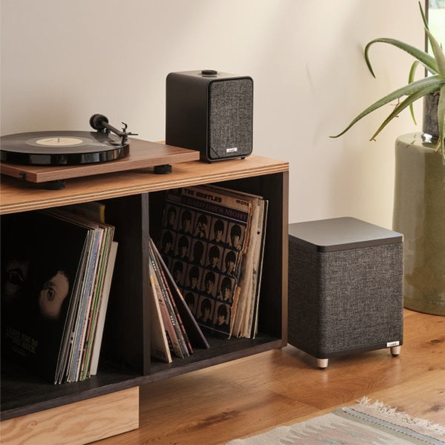 Ruark MR1 Mk3 Aktivlautsprecher Schwarz Lifestyle im Wohnraum neben Plattenspieler