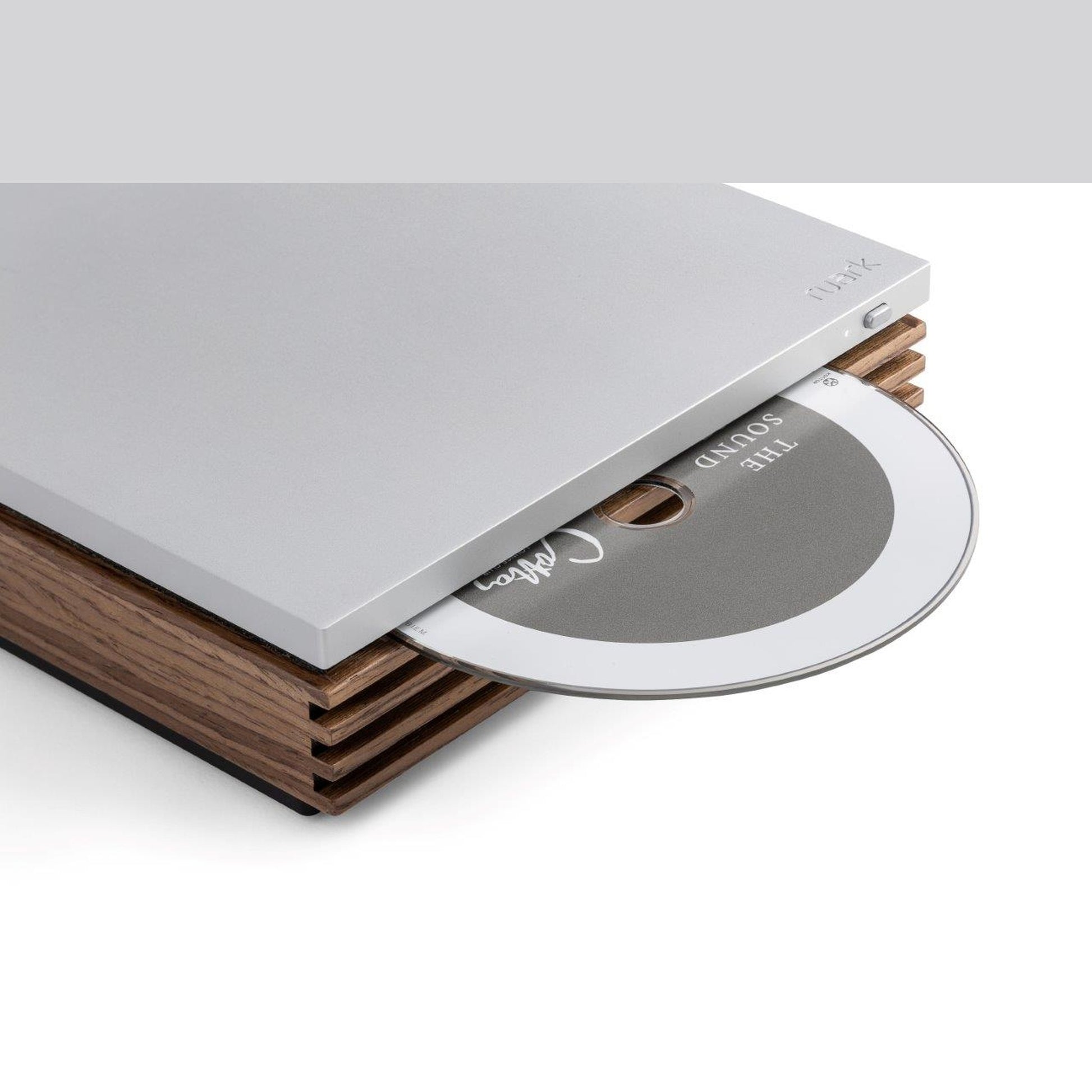 Ruark R-CD100 USB-CD-Player Nussbaum/Aluminium Detailansicht mit eingelegter CD