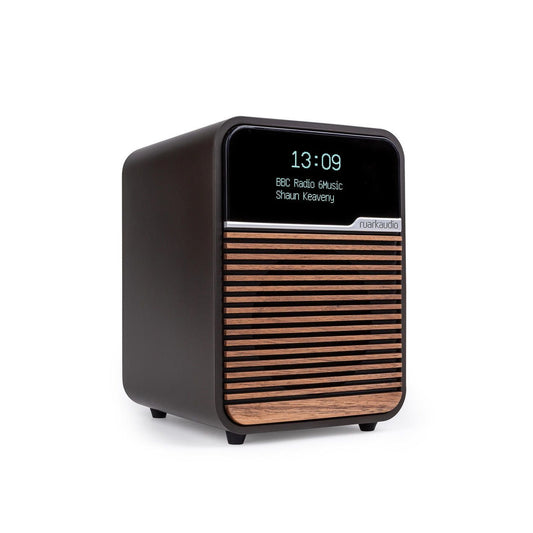 Ruark R1 MK4 DAB+/Bluetooth-Radio Espresso Schrägansicht mit Display
