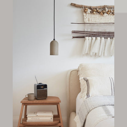 Ruark R1S Smart Radio mit WLAN & DAB+ Grau Lifestyle auf dem Nachttisch