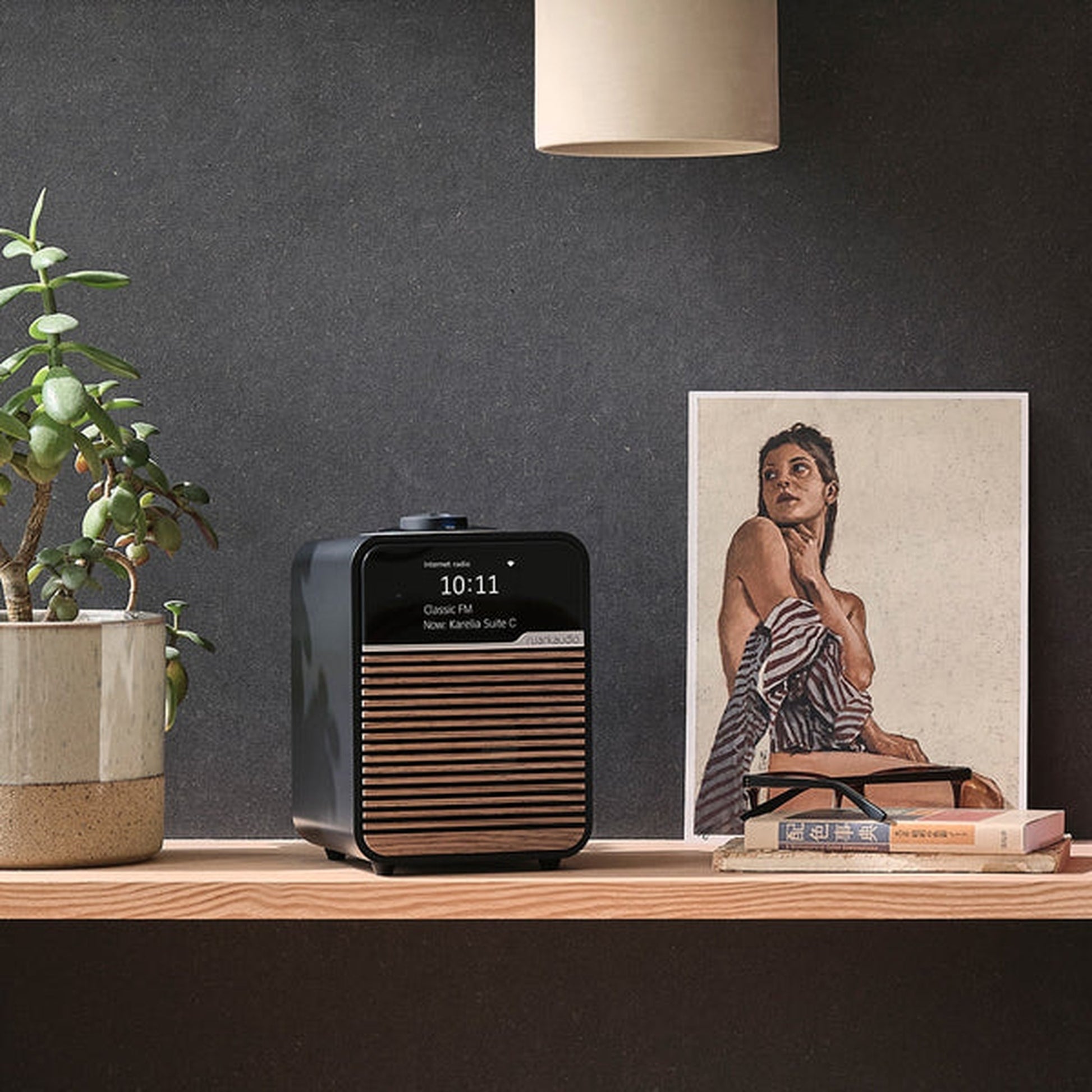 Ruark R1S Smart Radio mit WLAN & DAB+ Schwarz Lifestyle im Wohnraum