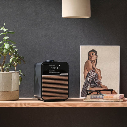 Ruark R1S Smart Radio mit WLAN & DAB+ Schwarz Lifestyle im Wohnraum