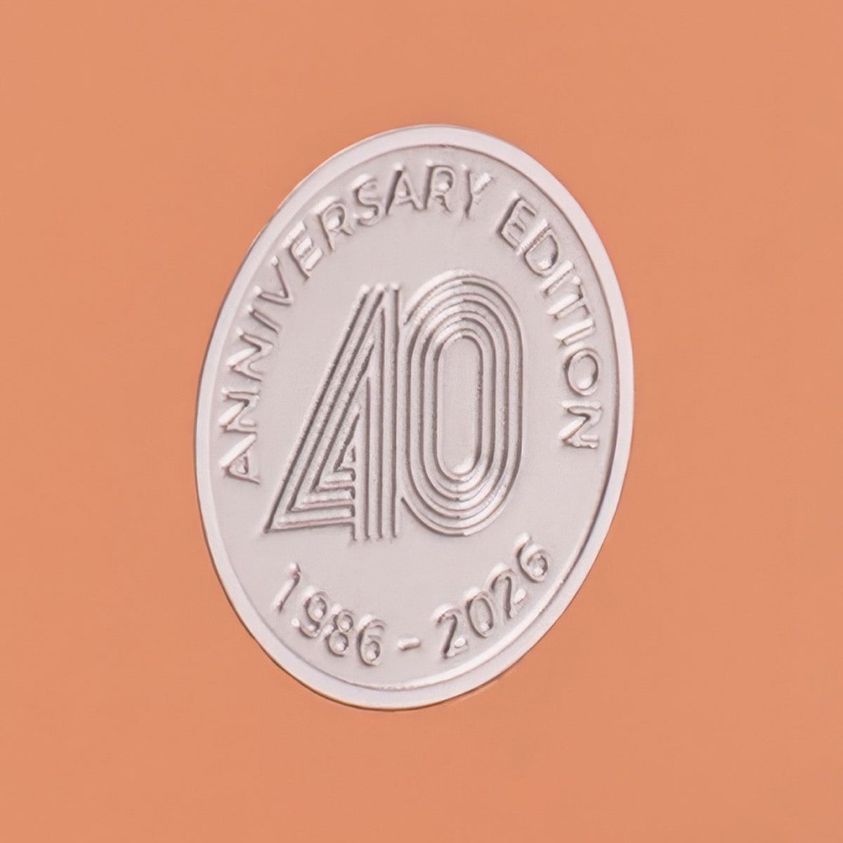 Ruark Audio R1S Smart Radio mit WLAN & DAB+ Terracotta Detailansicht 40th-Anniversary-Badge