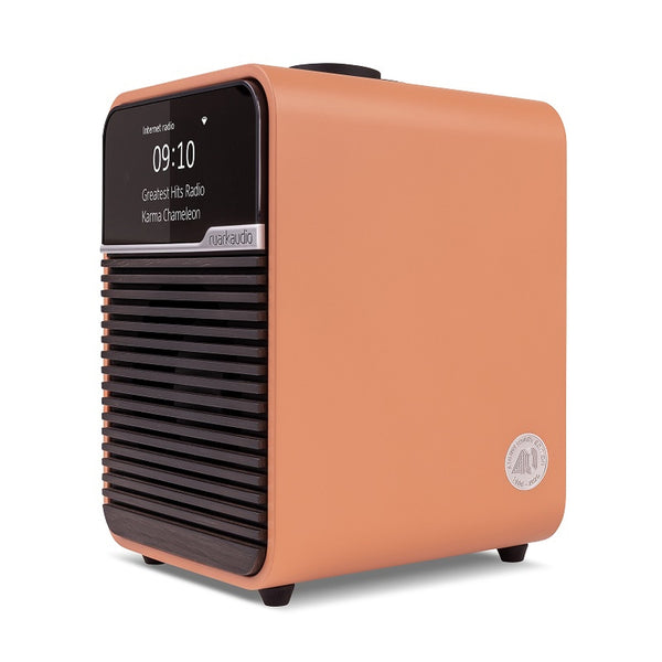 Ruark Audio R1S Smart Radio mit WLAN & DAB+ Terracotta Schrägansicht mit Display, Lamellengrill und Jubiläums-Badge