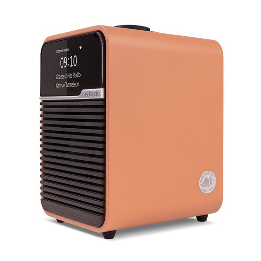 Ruark Audio R1S Smart Radio mit WLAN & DAB+ Terracotta Schrägansicht mit Display, Lamellengrill und Jubiläums-Badge