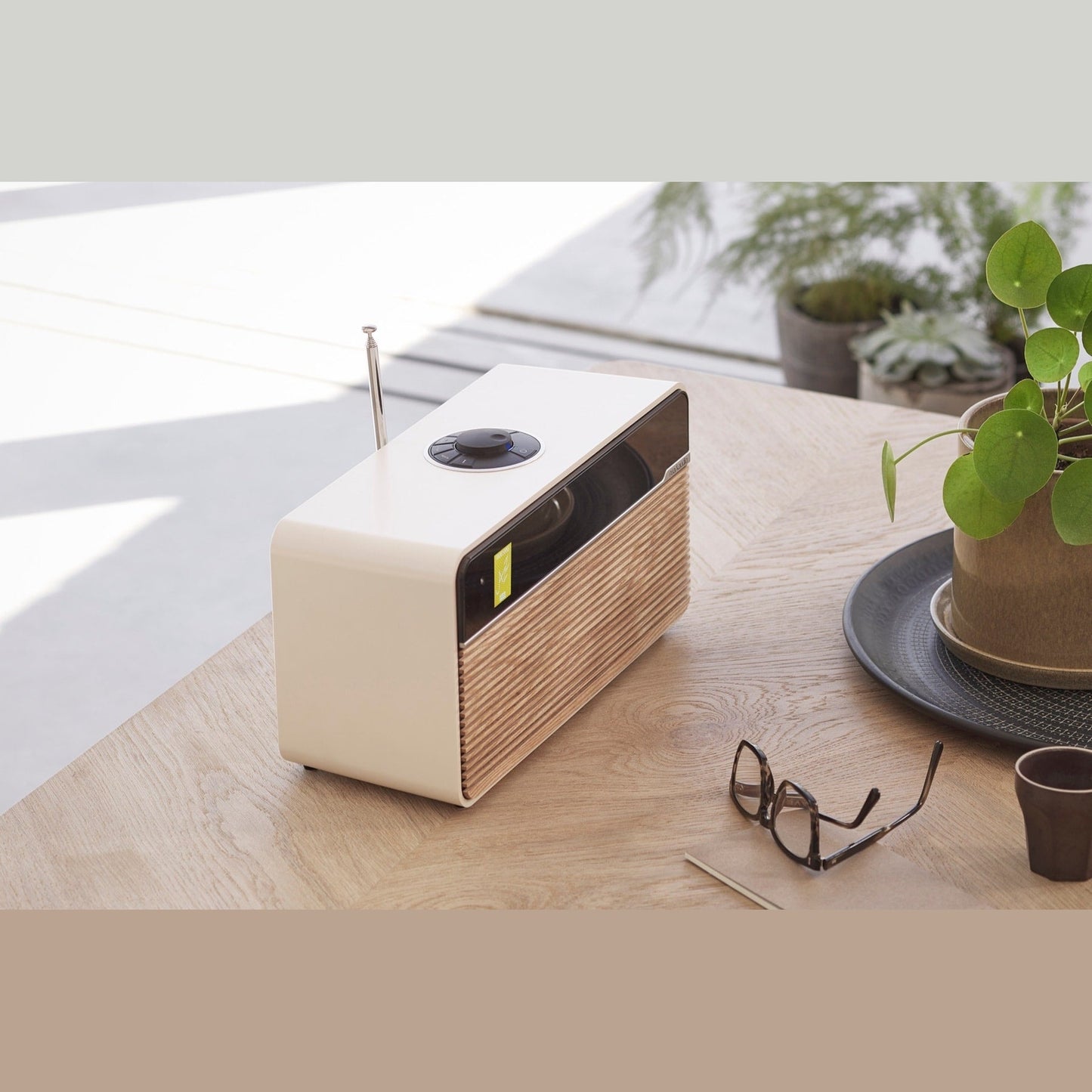 Ruark R2 MK4 Streaming-Musiksystem Creme Lifestyle auf Esstisch