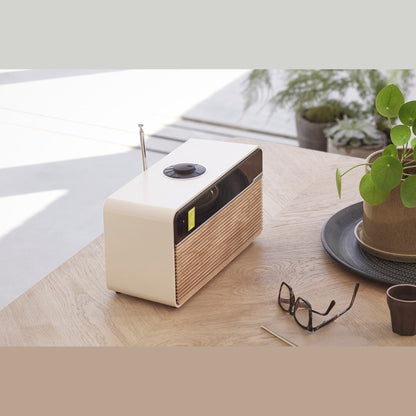 Ruark R2 MK4 Streaming-Musiksystem Creme Lifestyle auf Esstisch