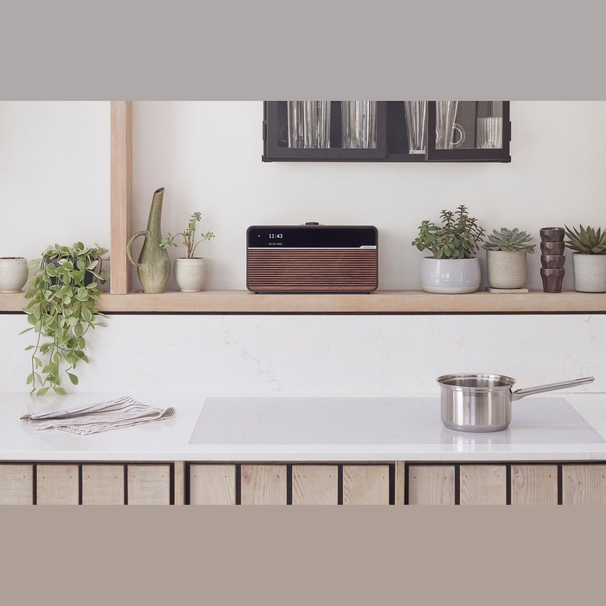 Ruark R2 MK4 Streaming-Musiksystem Espresso Lifestyle auf Küchenregal