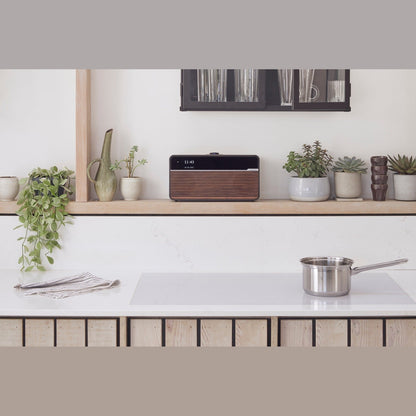 Ruark R2 MK4 Streaming-Musiksystem Espresso Lifestyle auf Küchenregal